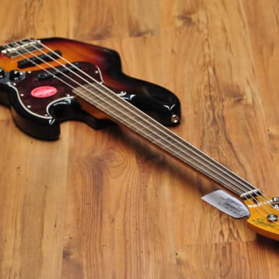 Squier  Classic Vibe 60's Jazz Bass Fretless 3 Tone Sunburst image 14