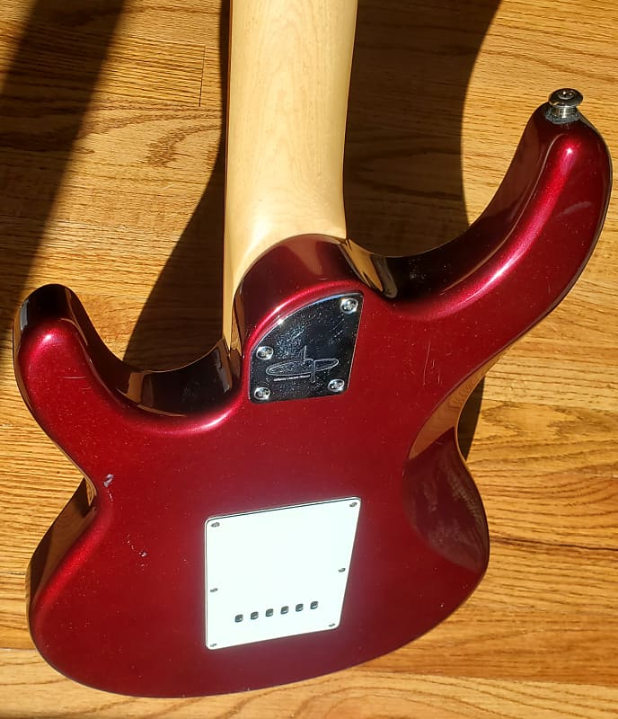 ■OLP MM4 ERNIE BALL Musicman Silhouette Used OLP MM4 Music Man Silhouette - Candy Apple Red