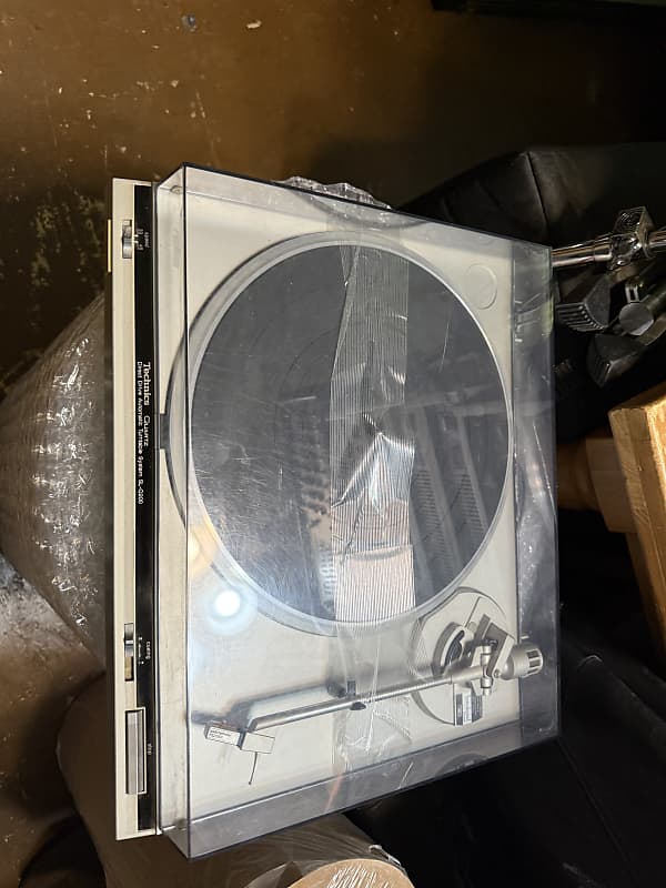 Technics Slq200 turntable.  Needs attention - Silver  			