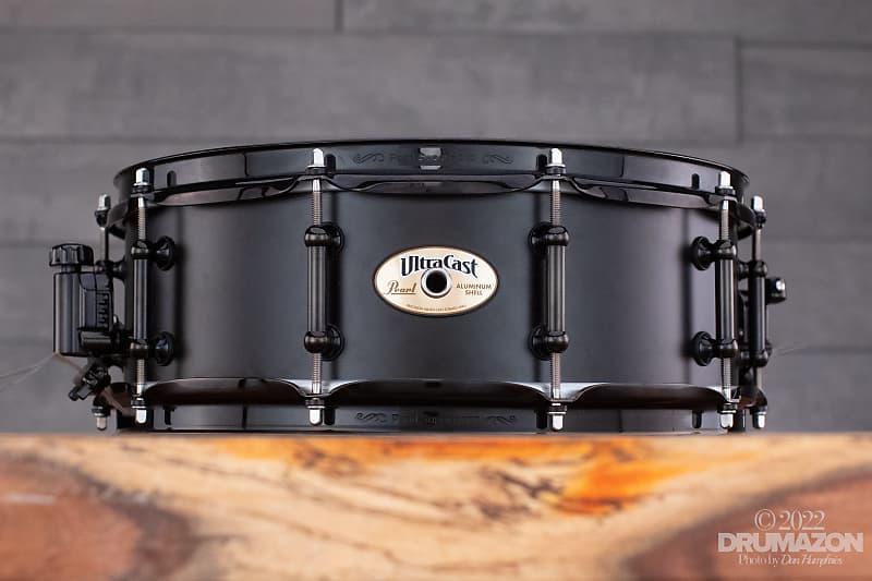 PEARL 14 X 5.5 ULTRACAST CAST FORMED ALUMINIUM SNARE DRUM, BLACK LACQUERED,  (PRE-LOVED)