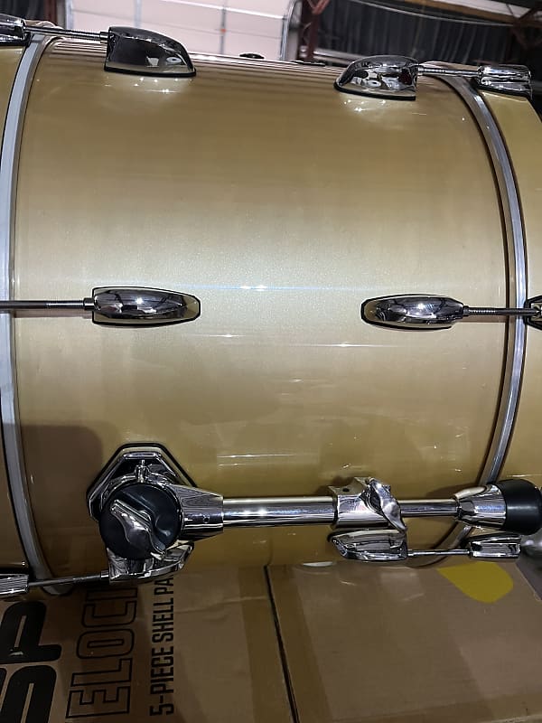 Pearl Wood fiberglass series 20 x 14 bass drum