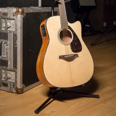 Yamaha FGX800C Acoustic-Electric Guitar - Natural image 2