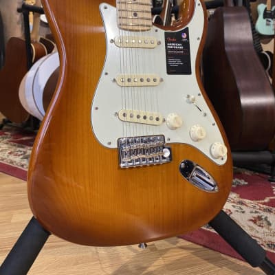Fender American Performer Stratocaster with Maple Fretboard Honeyburst image 2