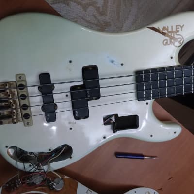 Valley Arts Custom Pro Bass MB4 Fret Wired Midi Bass White image 4
