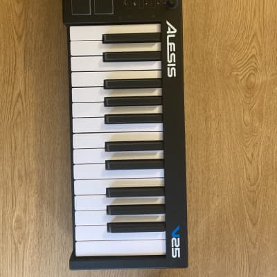 Alesis V25 MKII- Clavier maître MIDI 25 notes 8 pads, Claviers maîtres, Top  Prix