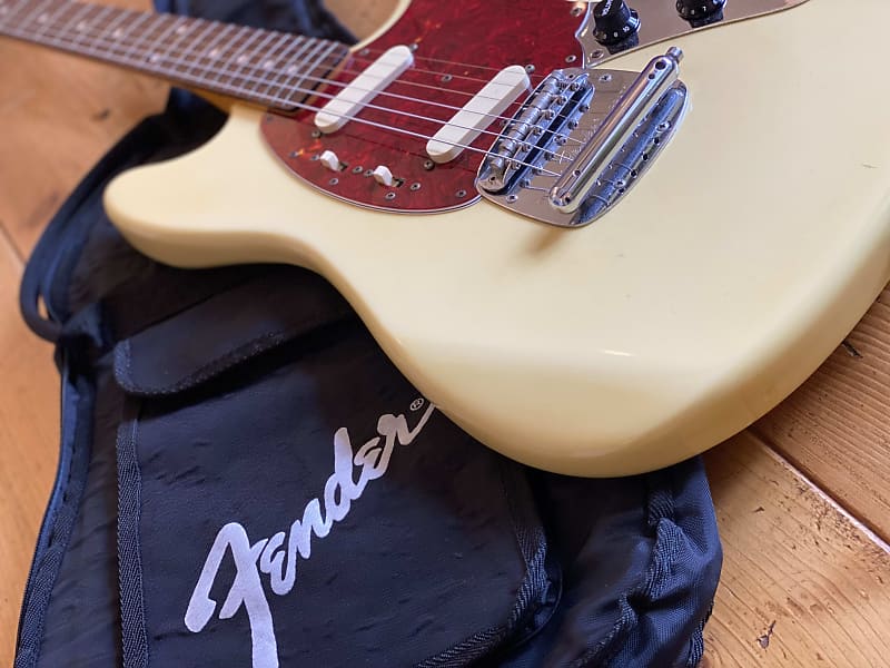 大人女性の Fender Japan Mustang MG65〜69 エレキギター