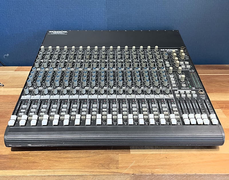 MACKIE 1604-VLZ PRO　16chアナログミキサー Mackie 1604-VLZ Pro 16-Channel Mic / Line Mixer | Reverb Canada