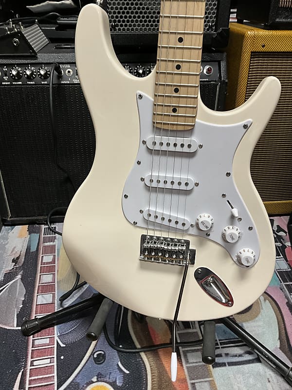 Behringer IAXE 624 CENTARI USB Guitar in white solid body
