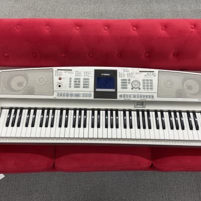 Yamaha DGX305 Digital Piano - Silver