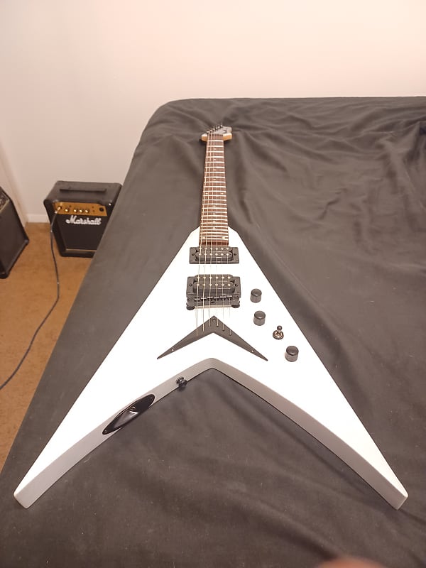 Like New - Dean Dave Mustaine VMNTX - Metallic Silver + HSC