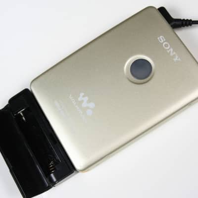 SONY walkman cassette player WM-EX621 working image 3