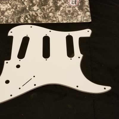 Allparts Pickguard for Stratocaster 11 Hole 3-Ply White image 2
