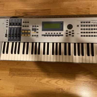 Yamaha Motif ES6 Synthesizer 61 Key Keyboard