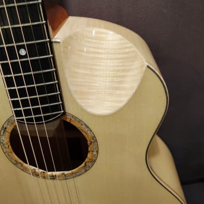 Avian Songbird 7A Fan Fret All-solid Handcrafted Flame Maple Acoustic Guitar with Beveled Armrest image 5