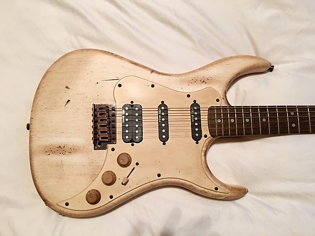 AXL Badwater Stratocaster Strat distressed white and gig bag
