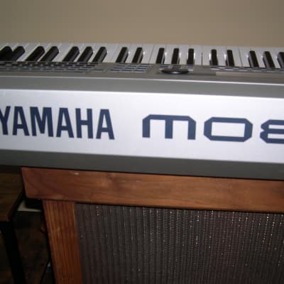 Yamaha M08 SYNTHESIZER