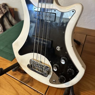 late 70s white Guild B-302 bass image 4