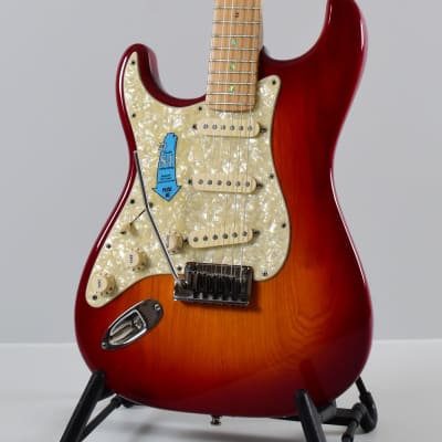 Fender American Deluxe Stratocaster - Left Handed (2005) - Aged Cherry Sunburst image 2