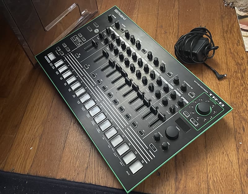 Roland AIRA TR-8 Rhythm Performer with 7x7 Expansion