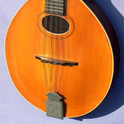 1916 Gibson 'A' Model Mandolin: Featherweight, All Carved Body, Varnish Finish, Bright Clear Voice, Gleaming Condition image 2