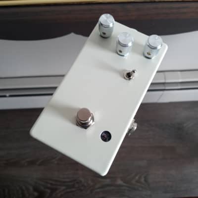 ZHN Custom Pedals Thunderous Drive White/gold | Reverb