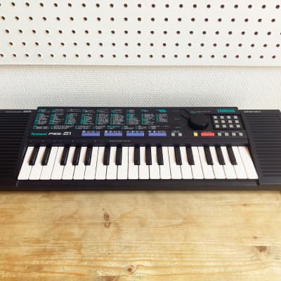 Yamaha PortaSound PSS-20 80s rare mini keyboard synth in black VGC