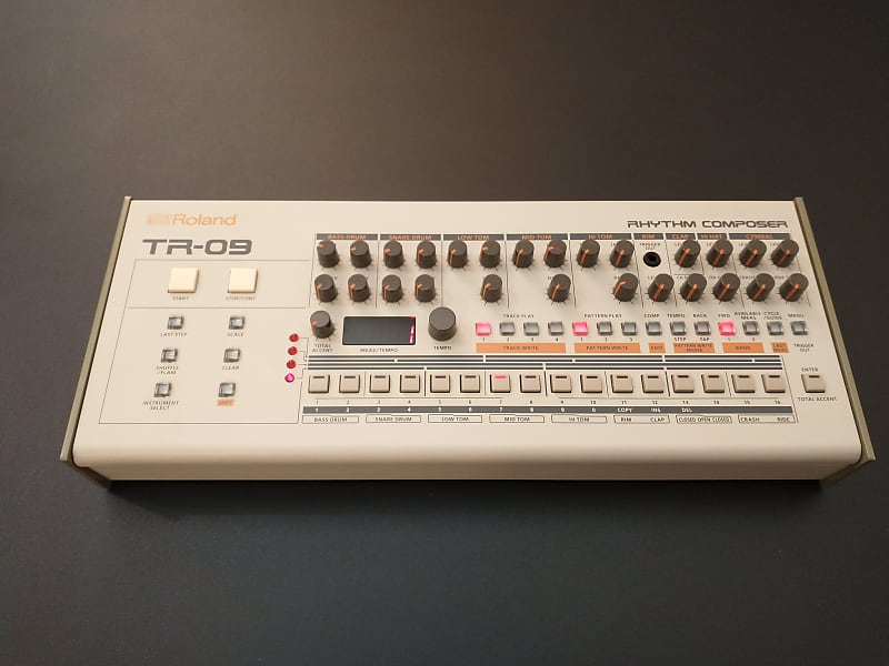 Roland TR-09 Rhythm Composer in EXCELLENT condition! 100% Feedback