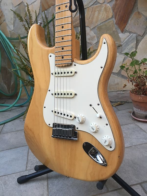 RIF 119 Fender Stratocaster 2000 Corona California With Case and Fender Card