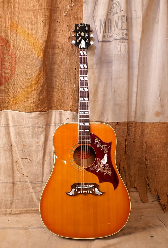 Gibson  Dove 1967 - Sunburst image 1