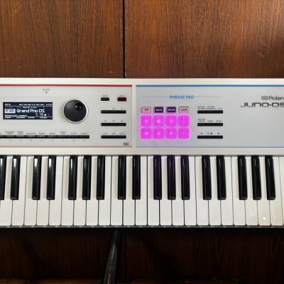 Roland JUNO-DS 61 61-key Synthesizer Special Edition White w/ gig bag juno-ds61w image 3