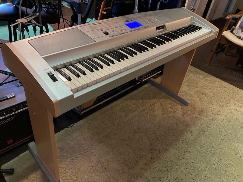 Yamaha DGX-500 88 Key keyboard piano with stand & sustain