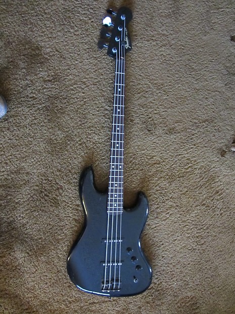 Fender Boxer Series JB-555 Jazz Bass Guitar 1985 Black & Gig
