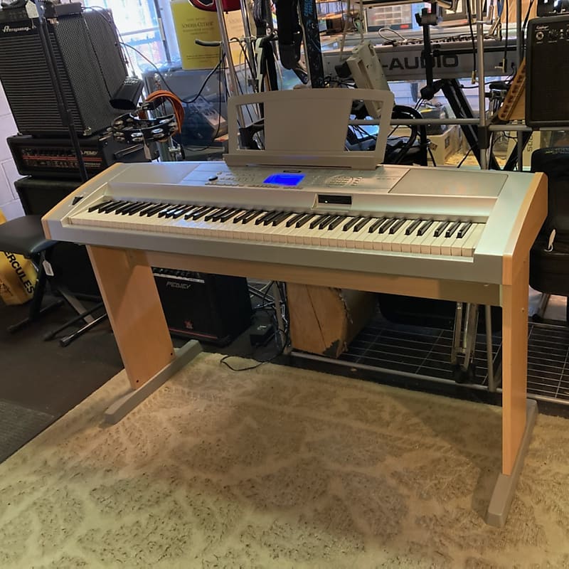 Yamaha DGX 500 88 Key keyboard piano with stand sustain p s LOCAL PICKUP ONLY