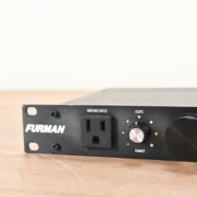 Furman M-8Dx 9-Outlet Power Conditioner CG001YW image 4