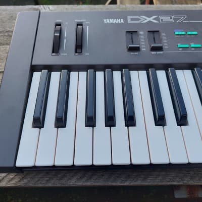 Yamaha DX27 61-Key Digital Programmable Algorithm