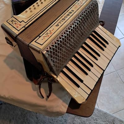 TOMBO／accordion。年式不明？【木製。音がなります　革バンド欠品】 TOMBO／accordion。年式不明？【木製。音がなります 革バンド欠品】