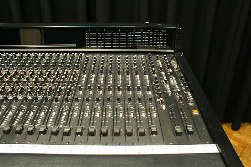 36chアナログミキサー　PEAVY MARK VIII series 3600 Peavey MK VIII 3600 Series 36 Channel Mixer Console with