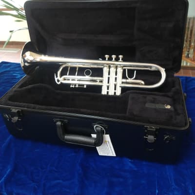 King Silver Flair Trumpet 2055TUB DIZZY BELL MINT DEMO MODEL King Silver Flair Trumpet 2055TUB DIZZY BELL MINT DEMO MODEL