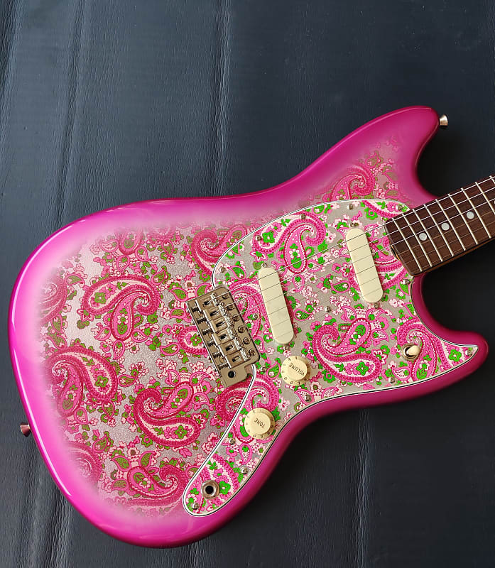 ギター Char Mustang Pink Paisley Char Mustang Pink Paisley – Fender