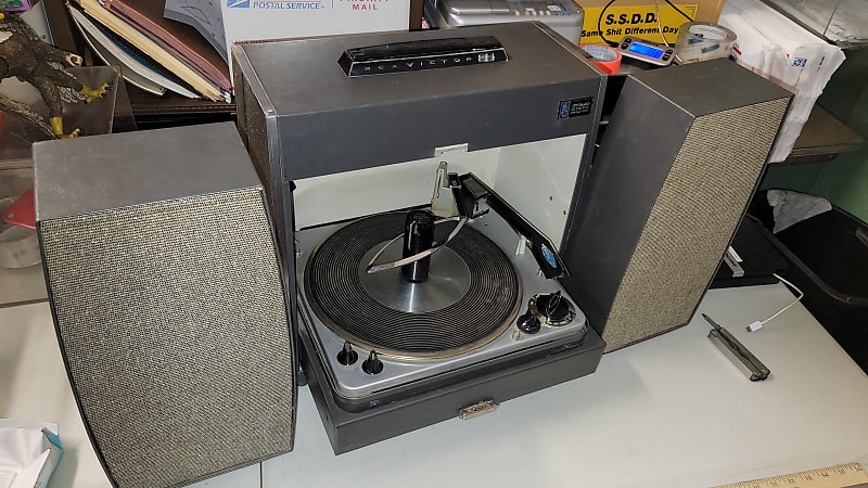 RCA Victor VFP60E 1950s? Works with loud hum  			