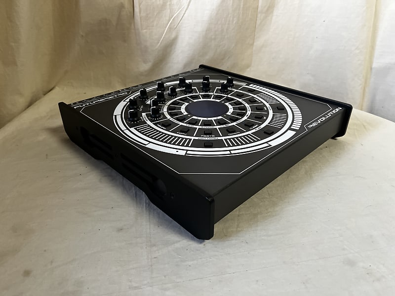 Future Retro Revolution R2 monophonic TB-style analog
