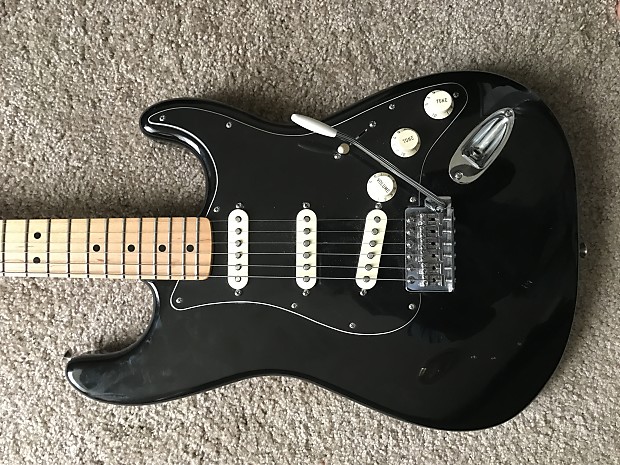 MIM Fender Special Edition Contour Body Stratocaster 2015 Black and Off White