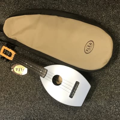 Magic fluke M30 flea ( Soprano ) ukulele in white excellent condition made in USA with case image 2