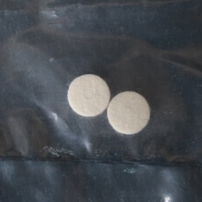 WD Strap Button White Felt Cushion Set of 2 FELT W image 2