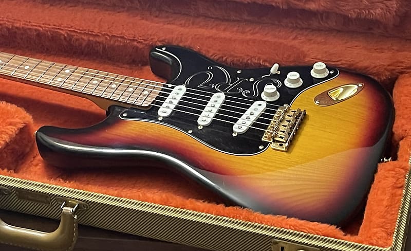 Fender Stevie Ray Vaughan Stratocaster 改 Fender Stevie Ray Vaughan Stratocaster (3-Color Sunburst