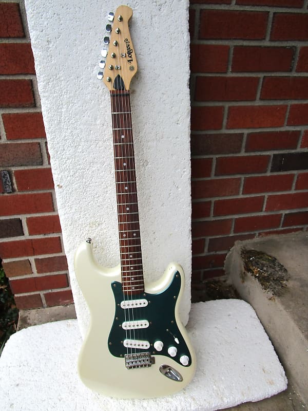 Lotus Strat Style Guitar, 1980's, Korea, White Pearl Finish, Green Sparkle Guard. Very Cool Bild 1