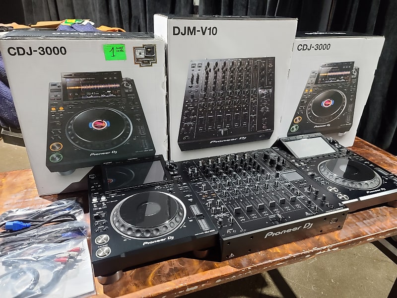Pioneer DJ - 2 CDJ-3000 & 1 V10 Mixer | Reverb