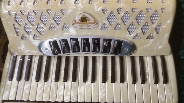 Florino Accordion with Hard Case 5 Registers Very Clean 1950 s White Pearl