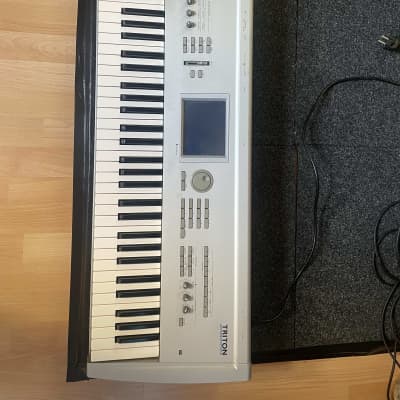 Korg Triton Pro X 88-Key 62-Voice Polyphonic Workstation 1999 - 2000 - Silver