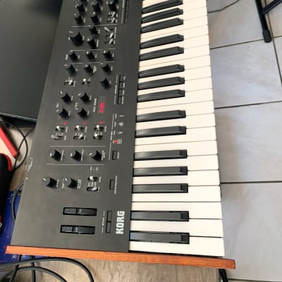 Korg Prologue 16 61-Key 16-Voice Analog Synthesizer 2019 + Cover